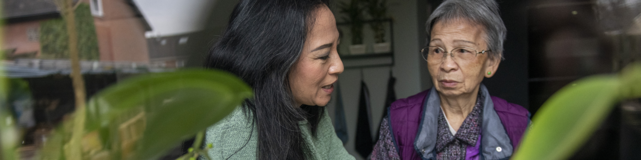 Een vrouw neemt haar moeder een middag mee naar haar eigen huis