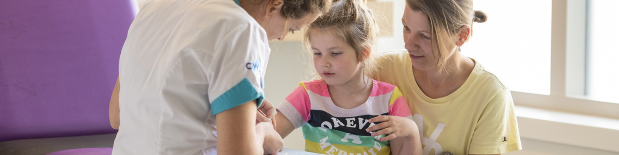 Moeder met kind op de gipskamer waar dochter gips krijgt