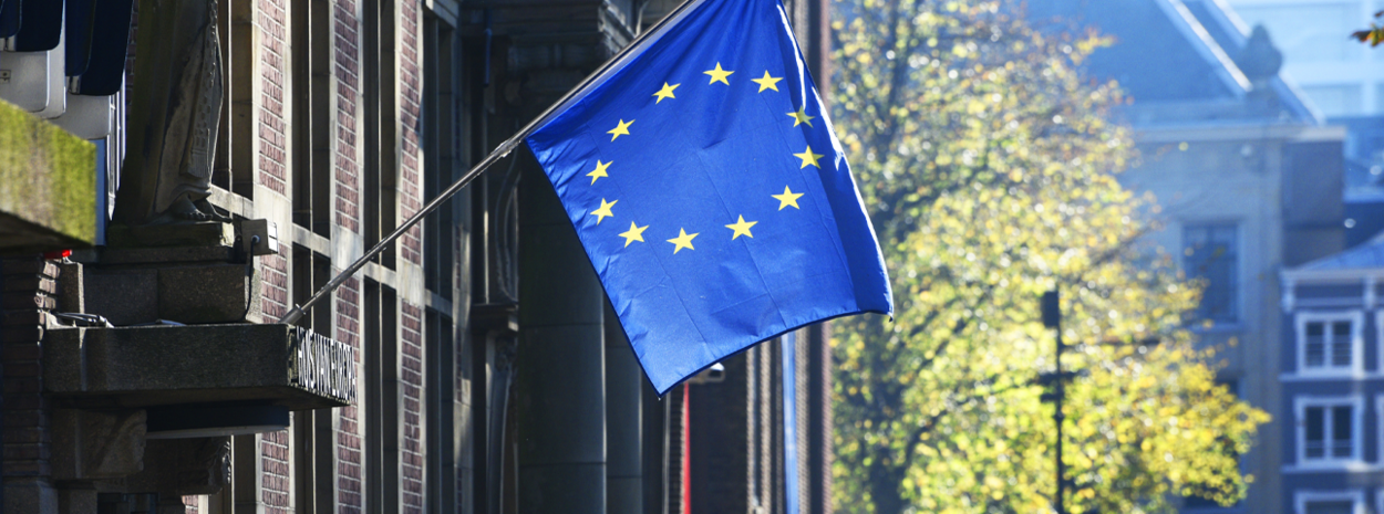 Europese vlag bij het Huis van Europa.