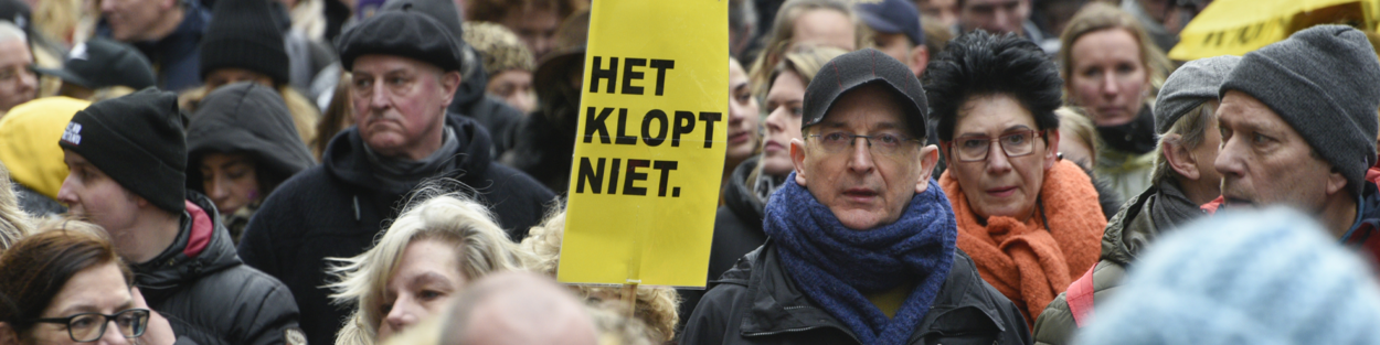 Foto van demonstratie tegen coronabeleid. Op het bord staat de tekst: Het Klopt niet.