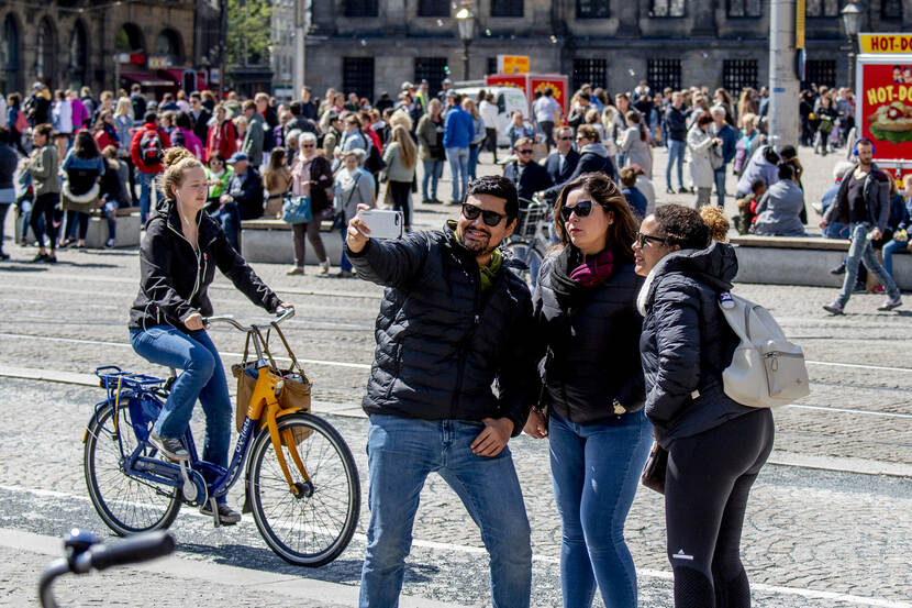 Groepje mensen maakt een selfie op straat