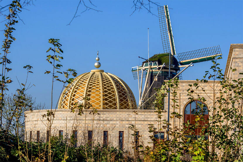 De religieuze beleving van moslims in Nederland.